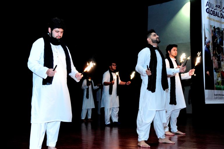 رقصات تراثية في "يوم الجاليات" بجامعة أبوظبي.