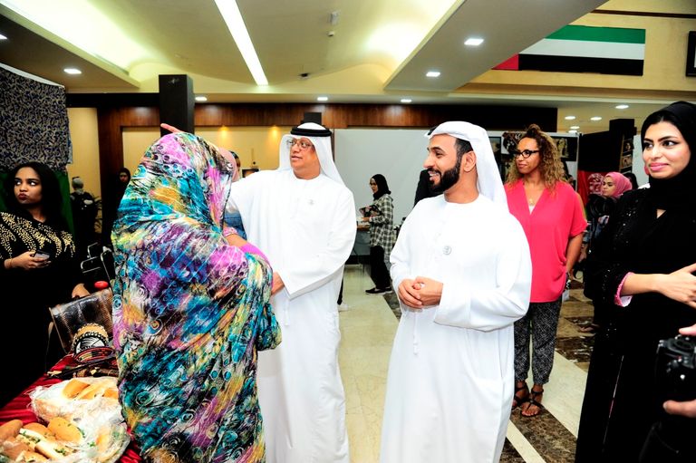 رقصات تراثية في "يوم الجاليات" بجامعة أبوظبي.