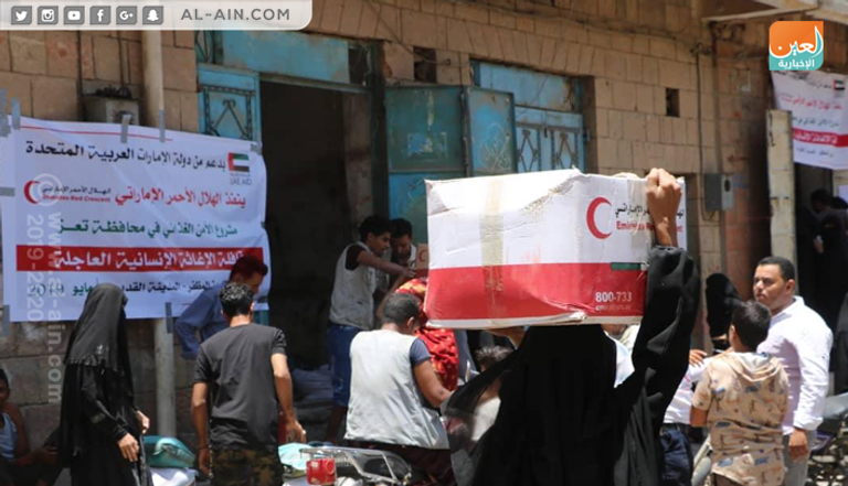 الهلال الأحمر الإماراتي يواصل تقديم المساعدات الإنسانية في تعز.