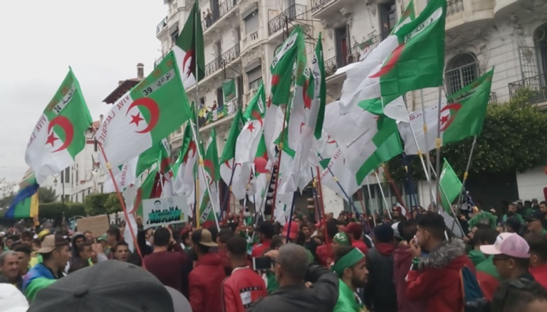 جزائريون يرفعون 48 علما تمثل جميع محافظات البلاد