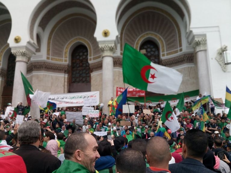 الجزائريون يرفضون محاولات التفرقة 