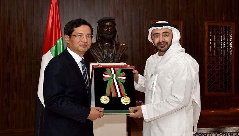 الشيخ عبدالله بن زايد آل نهيان خلال استقباله سفير كوريا الجنوبية