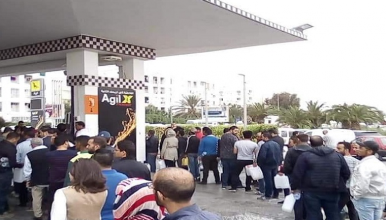 إضراب عمال نقل المحروقات يصيب تونس بالشلل 