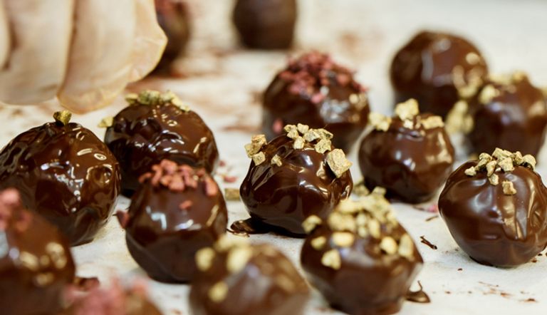 تناول الطعام ببطء يسهل حركة الأمعاء ويجنبك الشعور بالألم