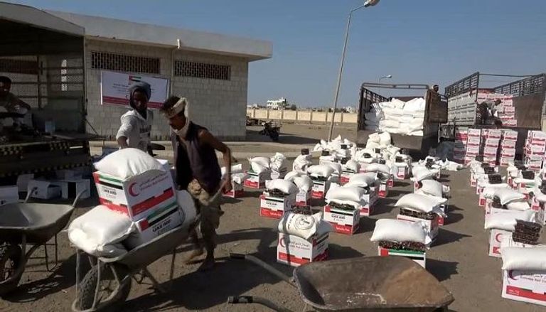 الإمارات توزع 1260 سلة غذائية على أسر الشهداء في 3 مديريات بمحافظة لحج