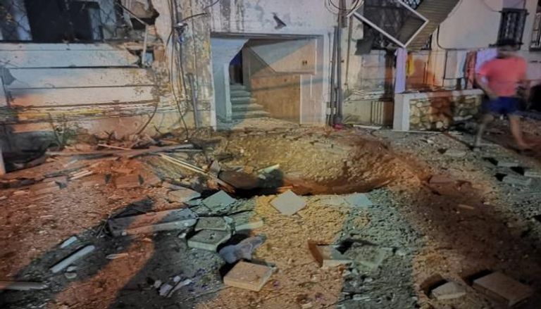 آثار سقوط القذيفة على منزل الإسرائيلي في سديروت