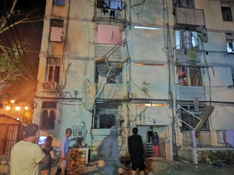 آثار سقوط القذيفة على منزل الإسرائيلي في سديروت