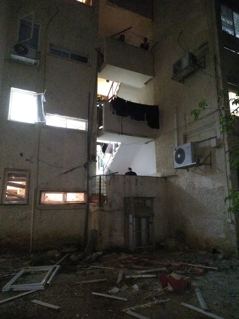 آثار سقوط القذيفة على منزل الإسرائيلي في سديروت