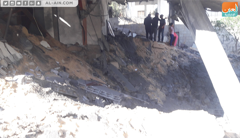 آثار الدمار على منزل الأسير المحرر مصطفى الأسطل