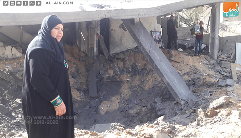 آثار الدمار على منزل الأسير المحرر مصطفى الأسطل