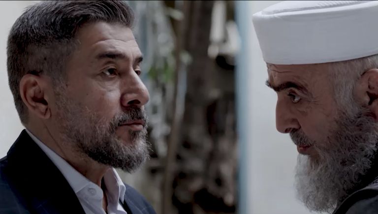 مشهد من مسلسل "عندما تشيخ الذئاب"
