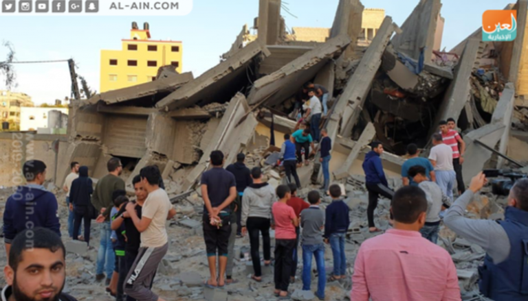 حطام أحد المباني التي استهدفتها طائرات الاحتلال خلال قصف غزة 