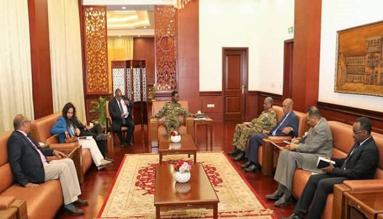 نائب رئيس المجلس العسكري الانتقالي خلال استقباله المبعوث الأوروبي جانب من اعتصام السودانيين أمام مقر القيادة العامة للجيش