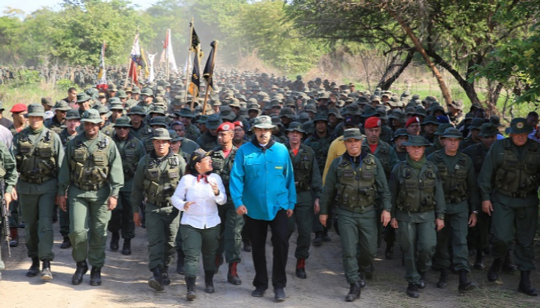مادورو يسير بجوار وزير الدفاع فلاديمير بادرينو لوبيز وأعضاء الجيش
