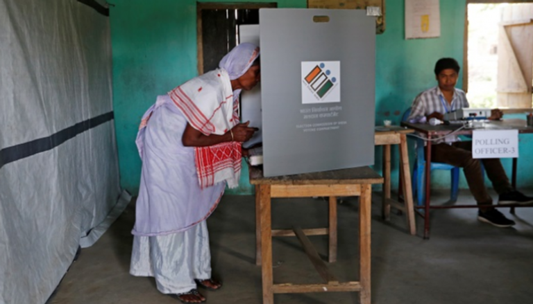 إحدى الهنديات تصوت في الانتخابات العامة - أرشيفية
