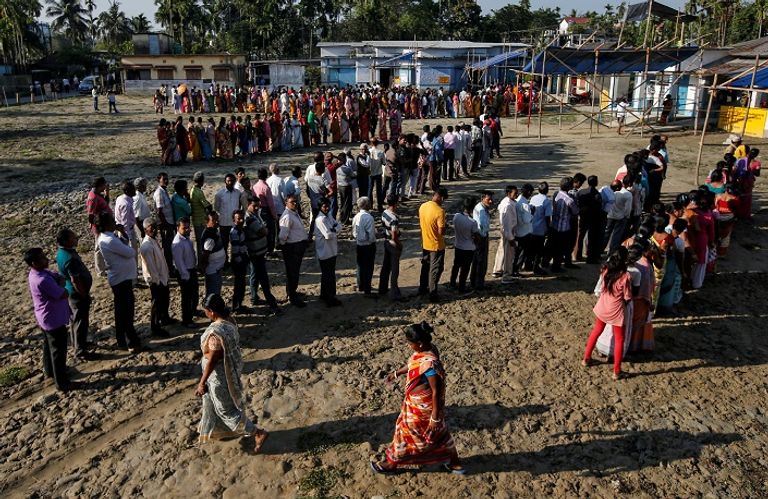 إحدى الهنديات تصوت في الانتخابات العامة - أرشيفية