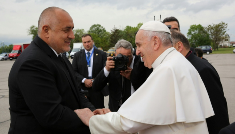 البابا فرنسيس يصافح رئيس وزراء بلغاريا بويكو بوريسوف