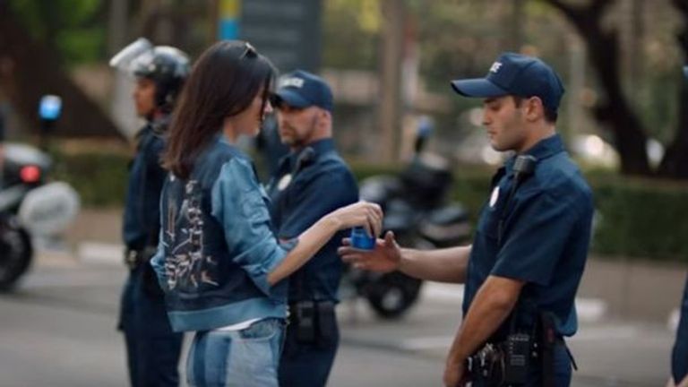 كيندال جينر أعربت عن أسفها للظهور في إعلان مثير للجدل عن بيبسي العام الماضي