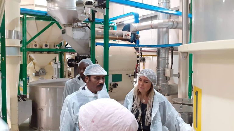 جولة السفير الإثيوبي داخل الشركة الإماراتية