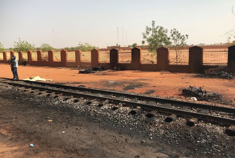 شاحنة الوقود بعد انفجارها.