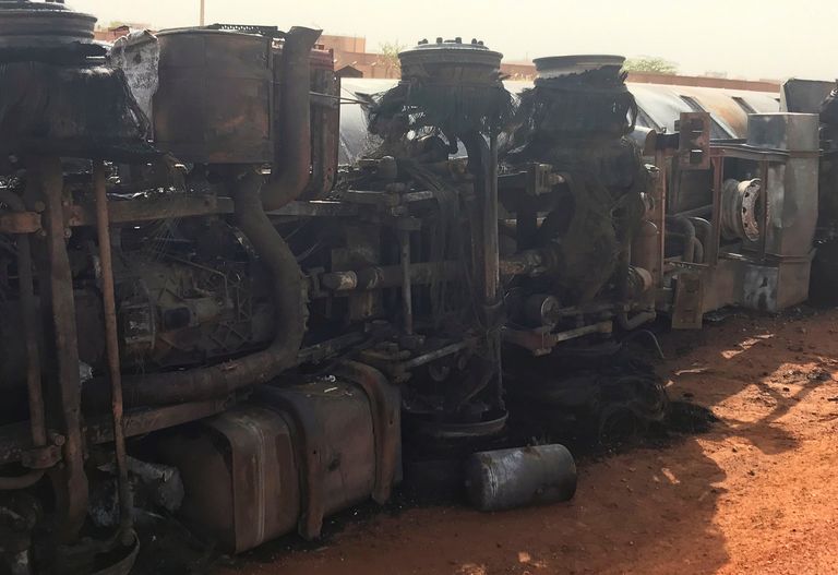 شاحنة الوقود بعد انفجارها.