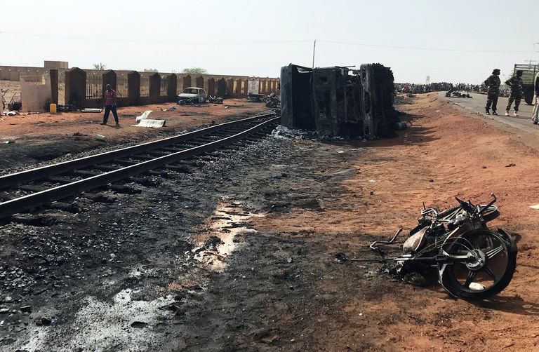 شاحنة الوقود بعد انفجارها.