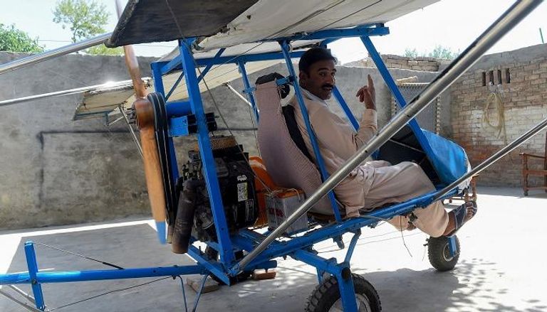 الباكستاني محمد فياض يستقل الطيارة التي ابتكرها.