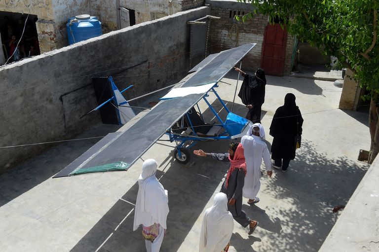 الباكستاني محمد فياض يستقل الطيارة التي ابتكرها.