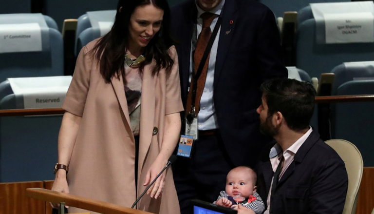 رئيسة وزراء نيوزيلندا وخطيبها كلارك جايفورد وطفلتهما