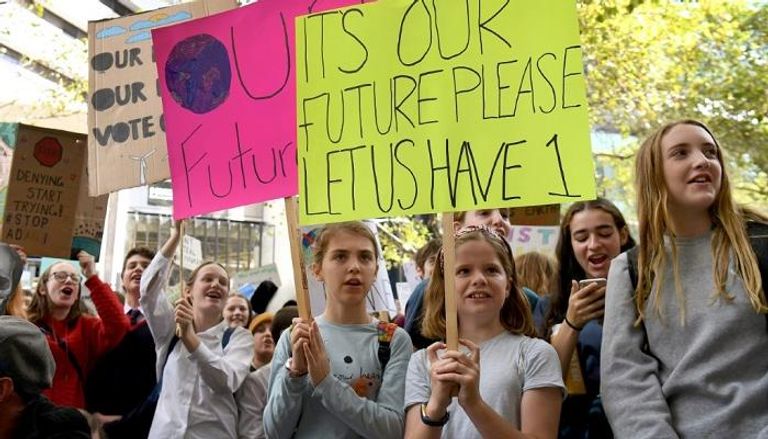 طلاب مشاركون في مظاهرة من أجل البيئة في ملبورن