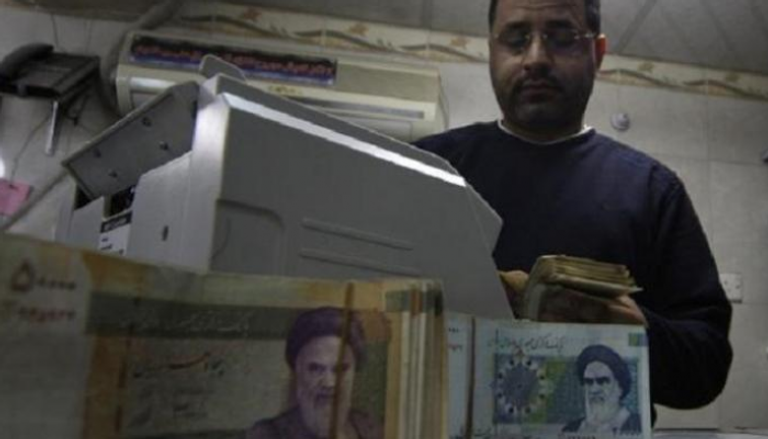 الريال الإيراني يواصل تراجعه أمام الدولار الأمريكي - أرشيفية