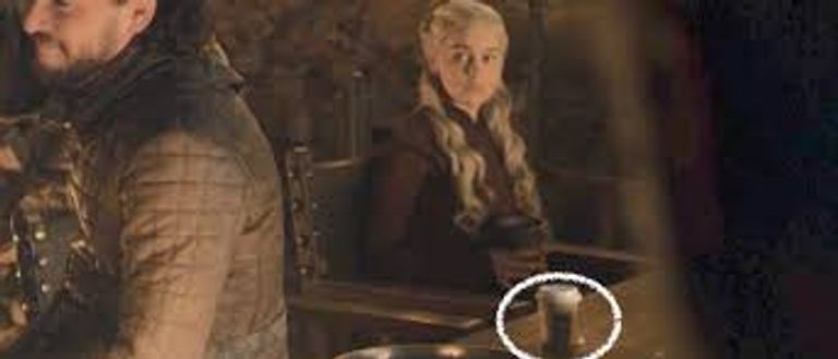 كوب ستاربكس داخل أحد مشاهد الحلقة الرابعة من صراع العروش