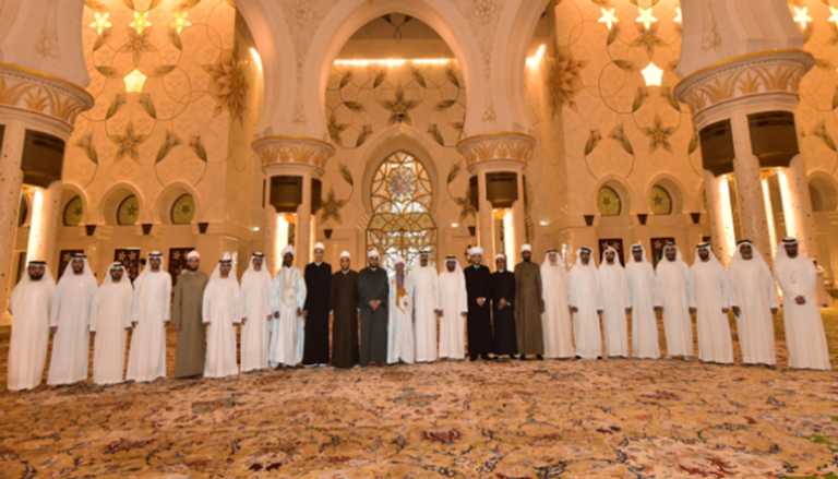 العلماء ضيوف رئيس الإمارات يزورون جامع الشيخ زايد
