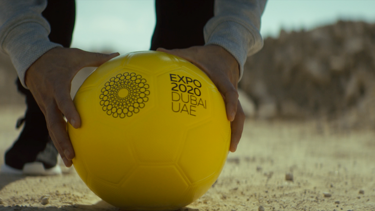 ليونيل ميسي في مشهد من فيلم حملة إكسبو 2020