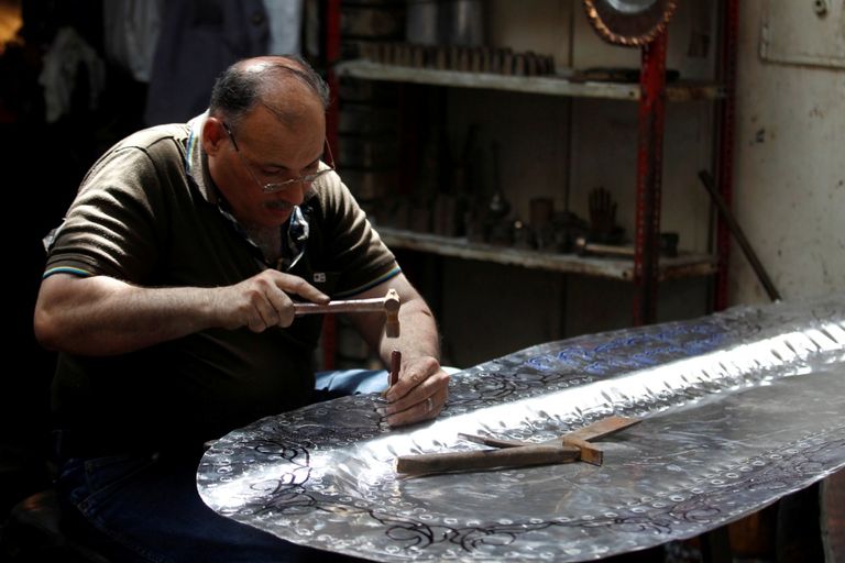 أحد الباعة المتبقّين في سوق "الصفارين" ببغداد.