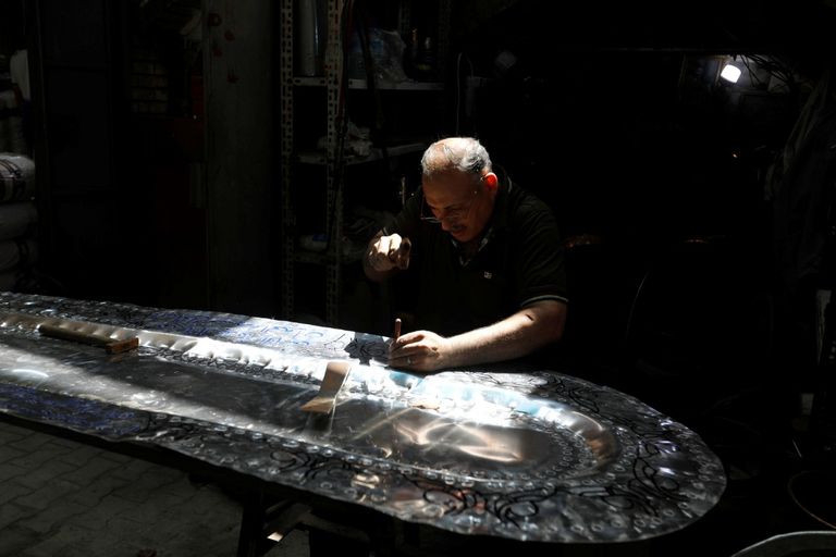 أحد الباعة المتبقّين في سوق "الصفارين" ببغداد.