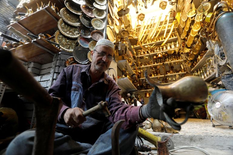 أحد الباعة المتبقّين في سوق "الصفارين" ببغداد.