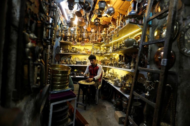 أحد الباعة المتبقّين في سوق "الصفارين" ببغداد.