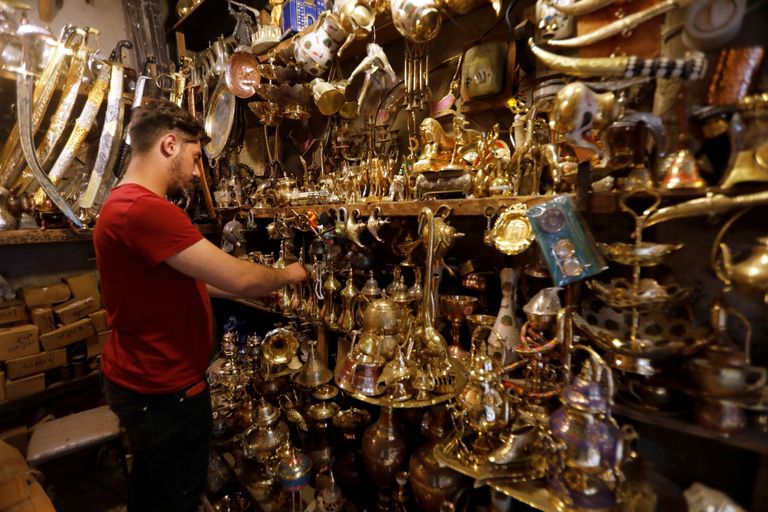 أحد الباعة المتبقّين في سوق "الصفارين" ببغداد.