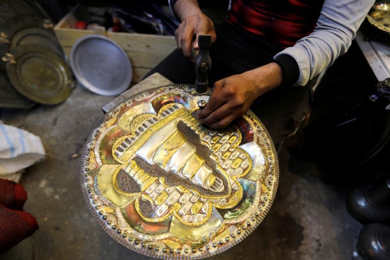 أحد الباعة المتبقّين في سوق "الصفارين" ببغداد.