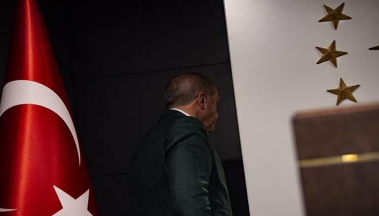 الرئيس التركي رجب طيب أردوغان يعطي ظهره للديمقراطية