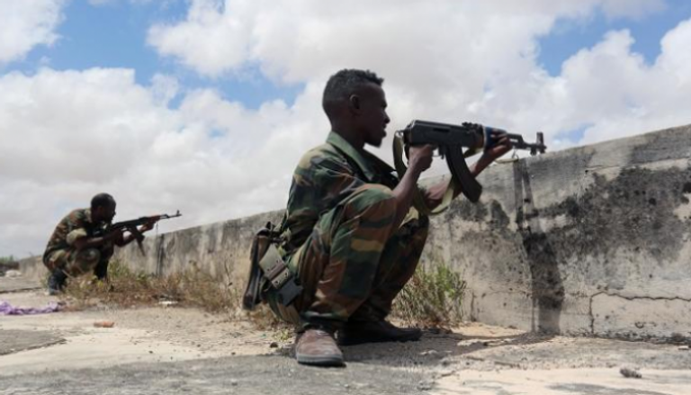 عنصران من الجيش الصومالي خلال تنفيذ مهمة أمنية