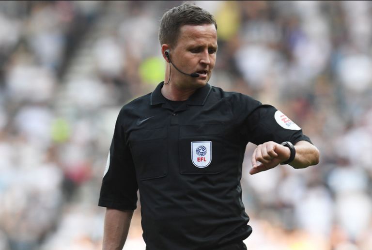 تقنية الفار تأخذ مجراها خلال مباراة كرة قدم