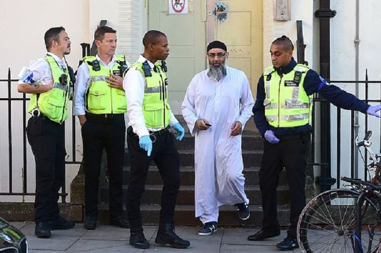 أول صورة لأنجم تشودري بعد إطلاق سراحه