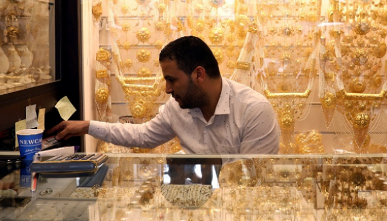 بائع للذهب في ليبيا - الصورة من رويترز