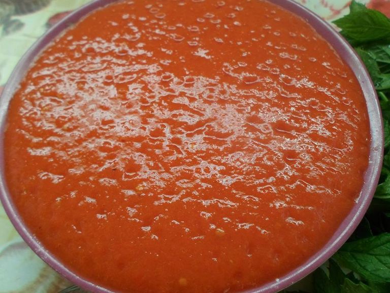 طماطم مفرومة طبق شوربة "المْقَطْفَة" التقليدي الجزائري