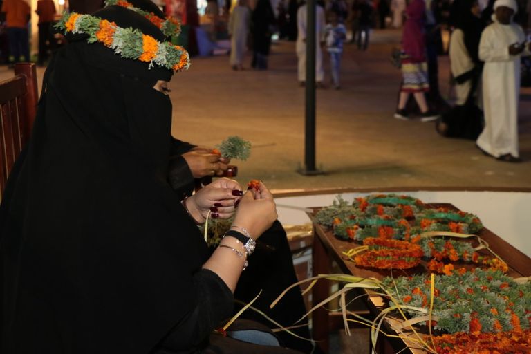 بعض من أكاليل الورد التي تمت صناعتها خلال العرض الحي في الشارقة