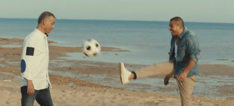 مشهد من إعلان عمرو دياب