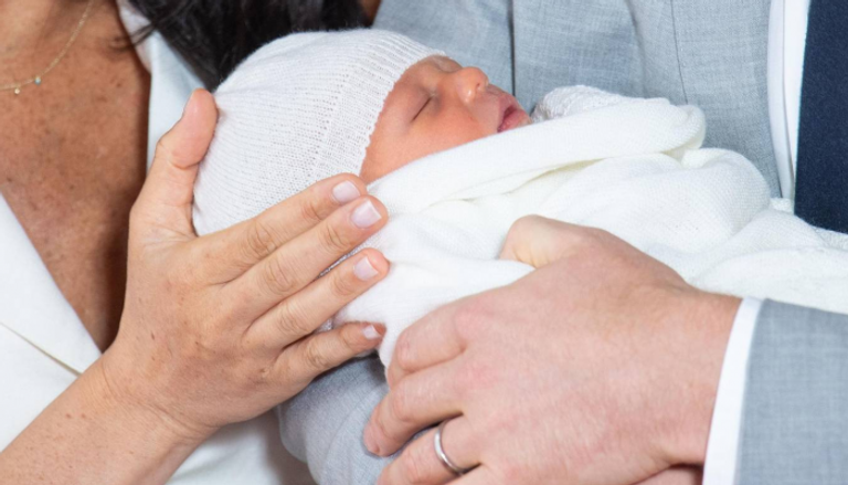 الأمير هاري وزوجته يظهران مع مولودهما لأول مرة