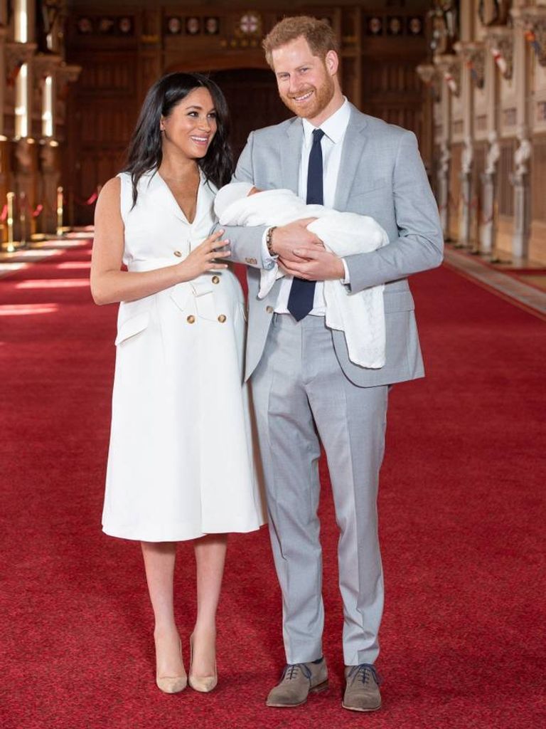 الأمير هاري وزوجته يظهران مع مولودهما لأول مرة